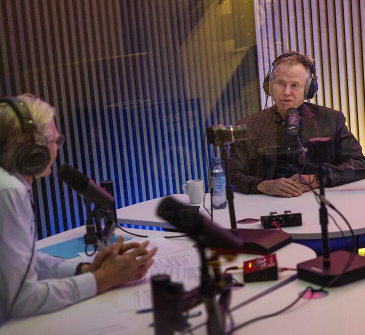 Guests in podcaststudio