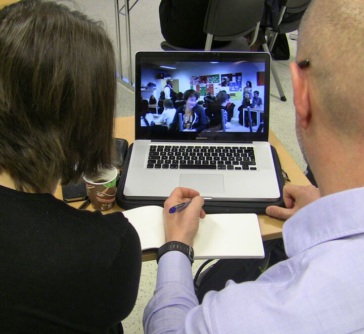 To personer som deltar på digital undervisning