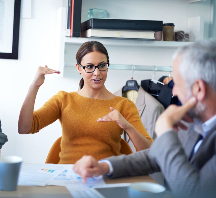 Dame som forklarer noe i et møte
