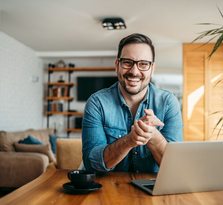 Bilde av en ung, smilende mann