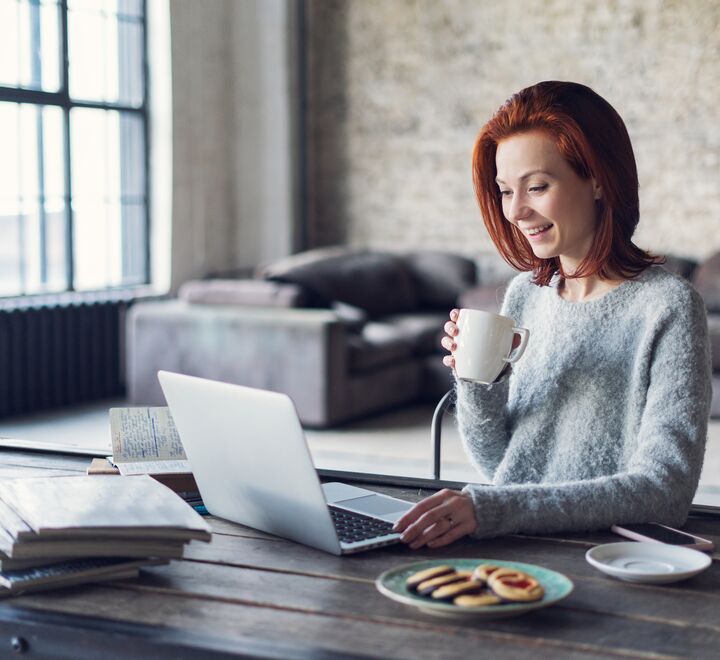bilde av student som jobber hjemmefra
