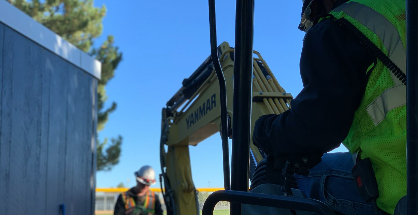 Hva er mest skattemessig fornuftig for gartneren? Kjøpe ny gravemaskin eller ansette en person til? (Foto: Troy Birdges, Unsplashed).