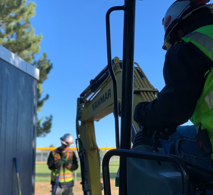 Hva er mest skattemessig fornuftig for gartneren? Kjøpe ny gravemaskin eller ansette en person til? (Foto: Troy Birdges, Unsplashed).