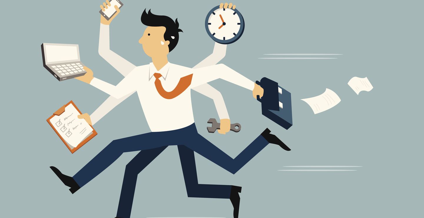 Illustrasjon av svært travel leder som løper mens han sjonglerer mange gjøremål