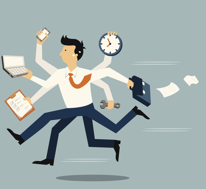 Illustrasjon av svært travel leder som løper mens han sjonglerer mange gjøremål