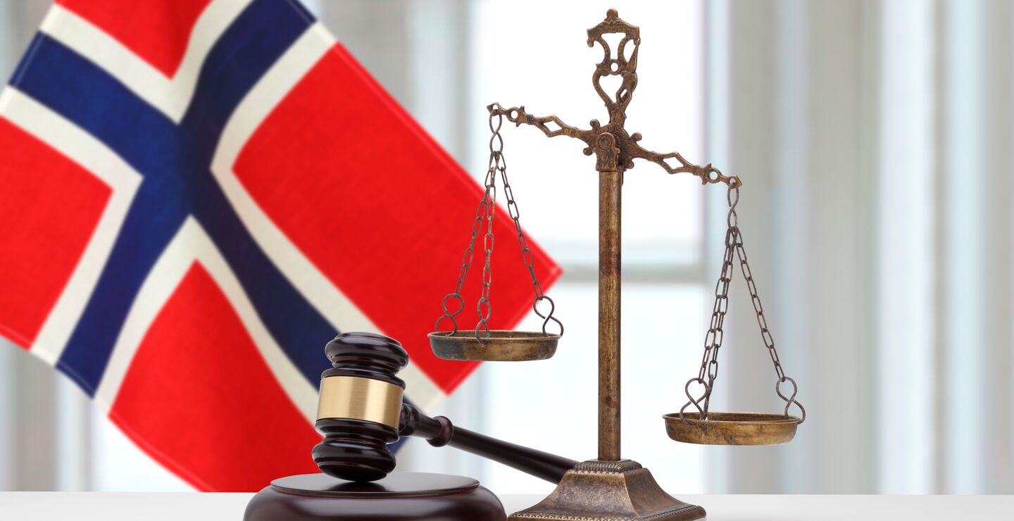 Illustrasjon av dommer-klubb foran vektskål og norsk flagg