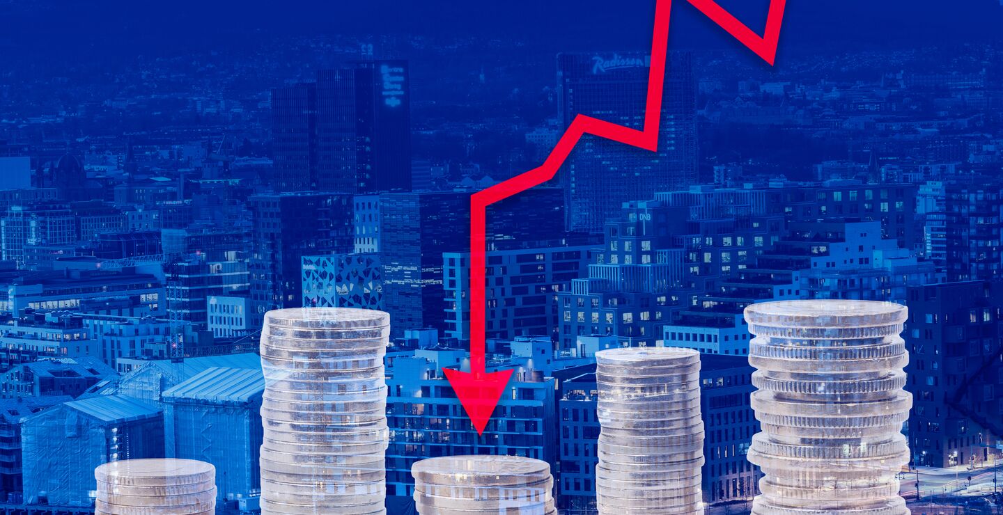 Collage/montasje av stabler med norske mynter og en nedadgående pil foran et oversiktsbilde av Oslo sentrum.