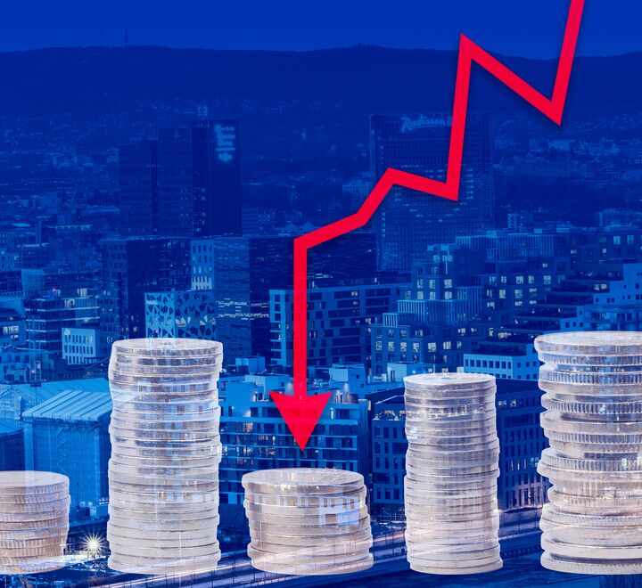 Collage/montasje av stabler med norske mynter og en nedadgående pil foran et oversiktsbilde av Oslo sentrum.