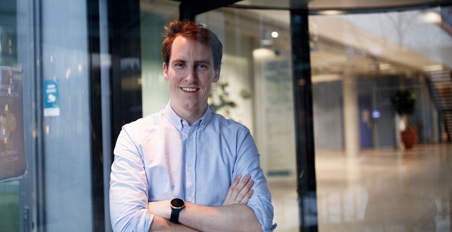 Martin Blomhoff Holm som smiler og holder armene i korss