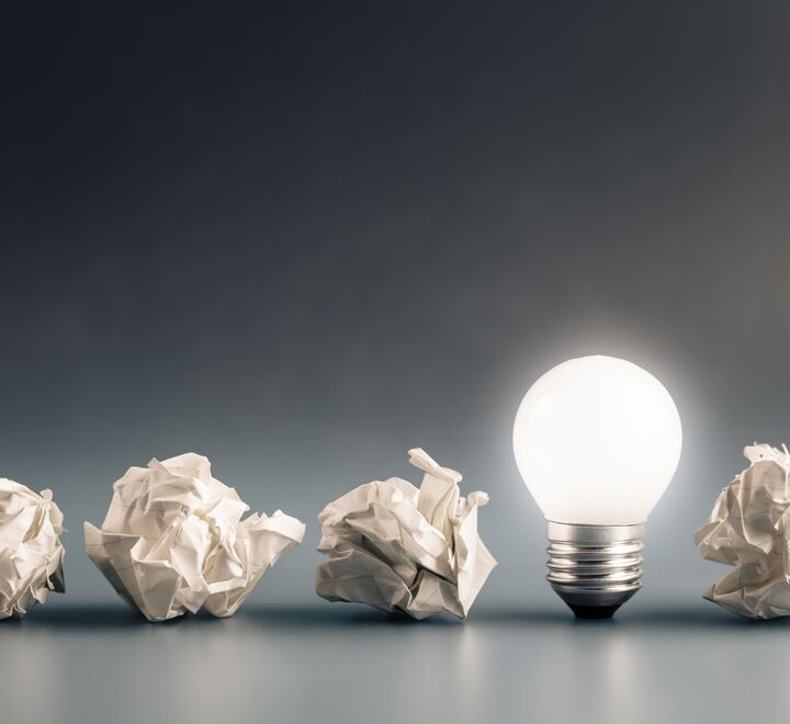 lyspære og post-it-lapper