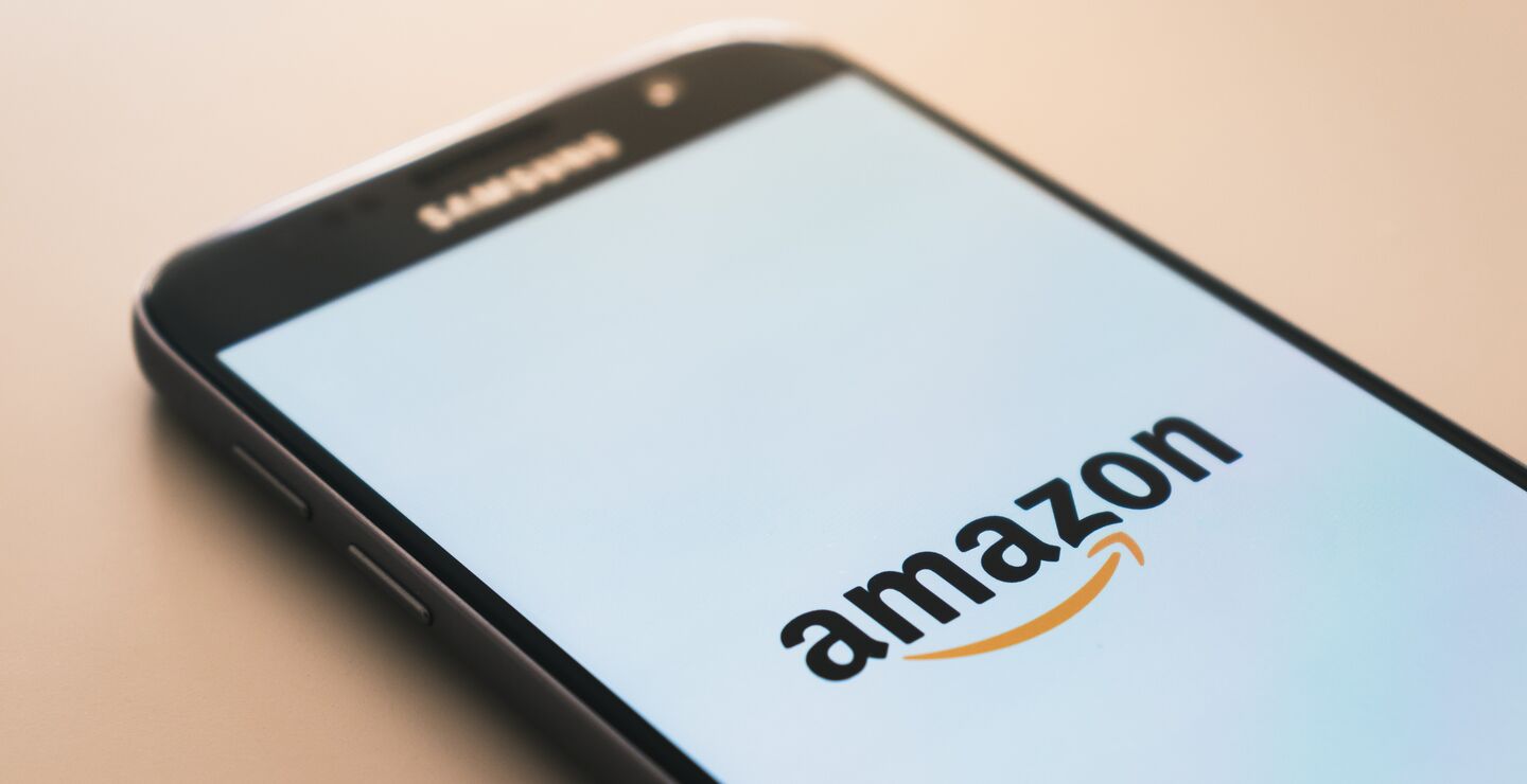 Det spekuleres fortsatt rundt når Amazon for alvor kommer til å etablere seg i Norge, og ikke om de kommer. Bilde av en Iphone med Amazon logo. Foto: Christian Wiediger, Unsplash.com.