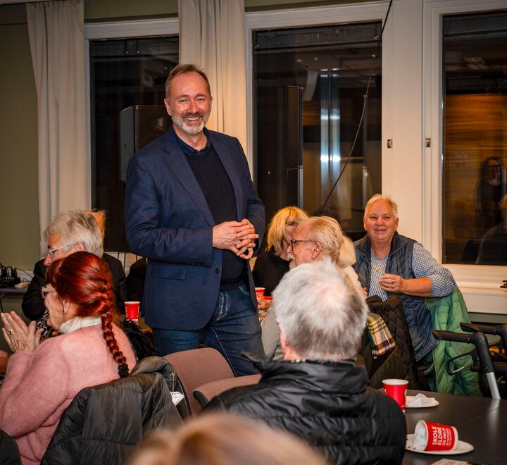 Trond Giske intervjues av forlagsredaktør Cathrine Sandnes under presentasjonen av boken "Verdt å slåss for"