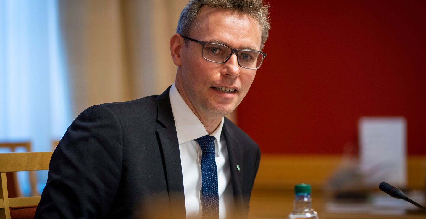 Det er positivt at Ola Borten Moe (bildet) er opptatt av at forskerne skal ha en påvirkning på samfunnet, men fokuset bør dreies fra å telle deltagere i samfunnsdebatten til å analysere hvordan forskningen faktisk påvirker samfunnet, mener BI-professor og prorektor Hilde C. Bjørnland. 