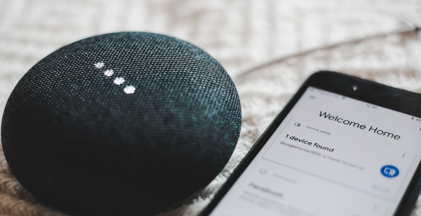Tyske forskere har kartlagt de mørkere sidene ved tingenes internett. (Illustrasjonsbilde av Google Home. Foto: Bence Boros. Unsplash.com)