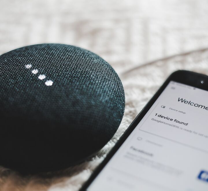 Tyske forskere har kartlagt de mørkere sidene ved tingenes internett. (Illustrasjonsbilde av Google Home. Foto: Bence Boros. Unsplash.com)