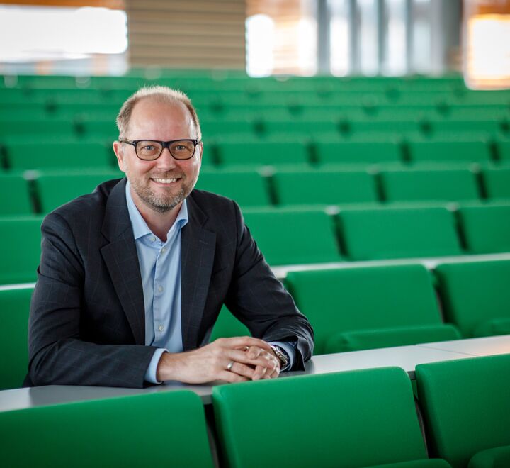 Professor Bjørn Erik Mørk sittende i et auditorium