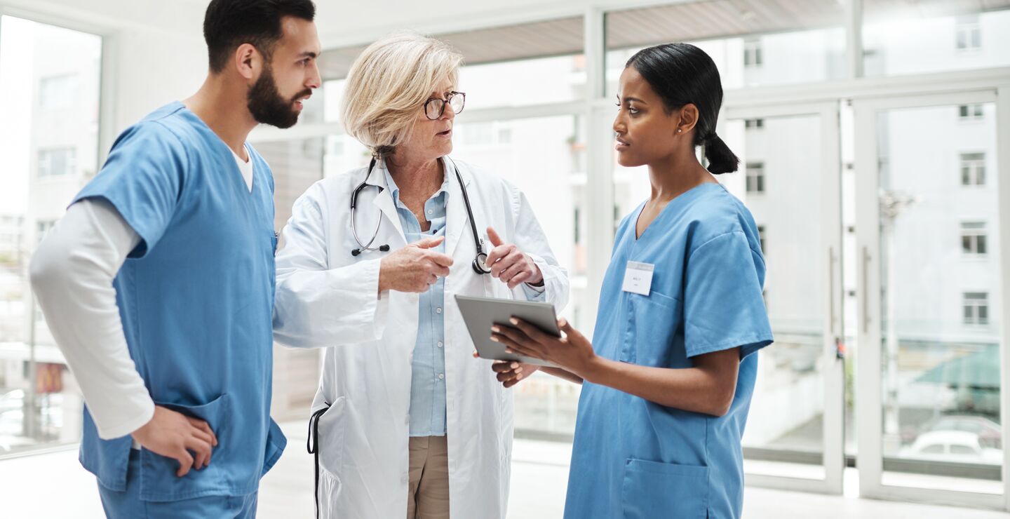 Lege med to sykepleiere