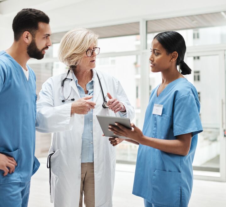 Lege med to sykepleiere