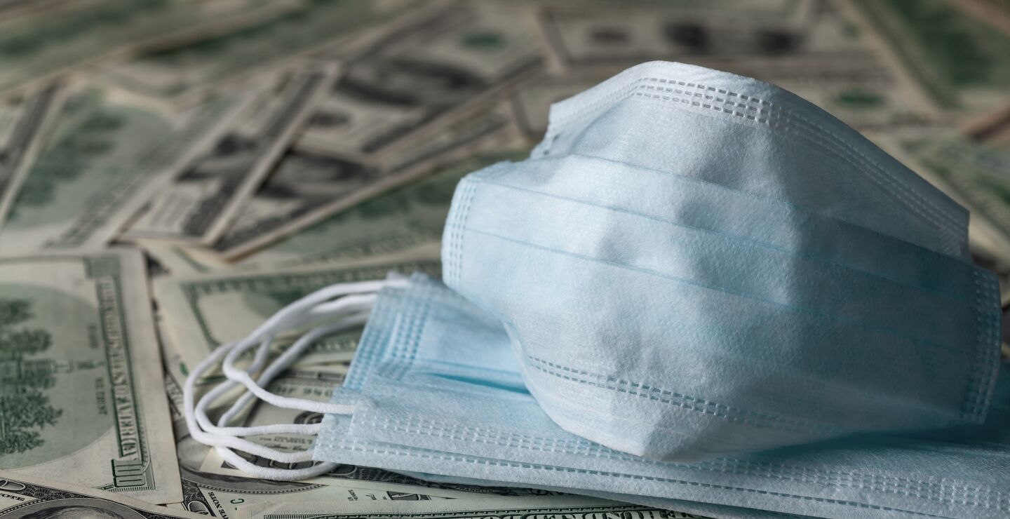 Nyere forskning viser at i løpet av våren falt utgifter til konsum med 30–40 prosent i USA. Fallet var klart størst for høyinntektsgrupper, som fortsatt ligger ti prosent under nivåene fra før krisen startet. 