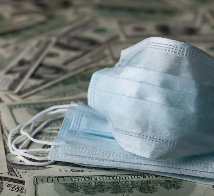 Nyere forskning viser at i løpet av våren falt utgifter til konsum med 30–40 prosent i USA. Fallet var klart størst for høyinntektsgrupper, som fortsatt ligger ti prosent under nivåene fra før krisen startet. 