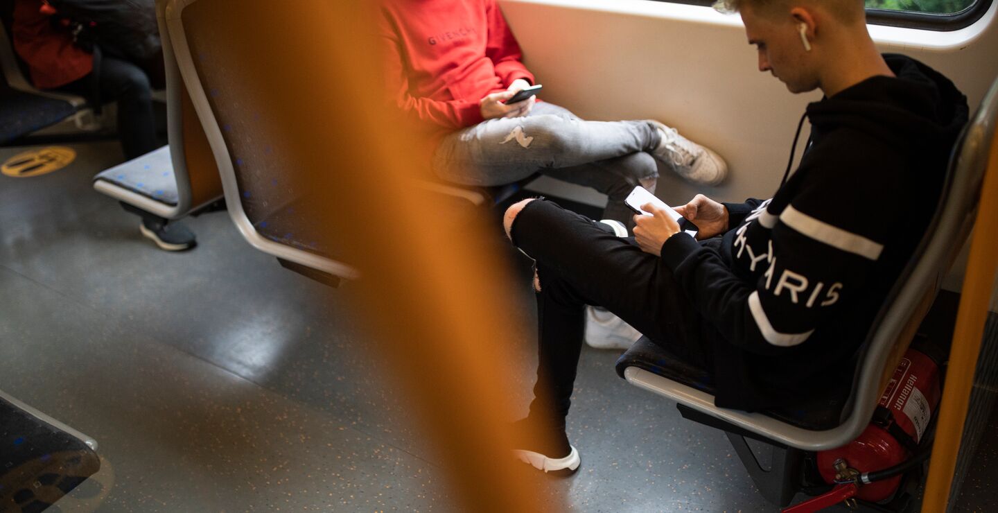 Ungdommer med smarttelefoner