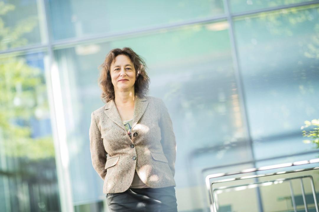 Kvinner må selv løfte seg opp og frem i næringslivet, utfordrer Donatella de Paoli (bildet) ved Handelshøyskolen BI.