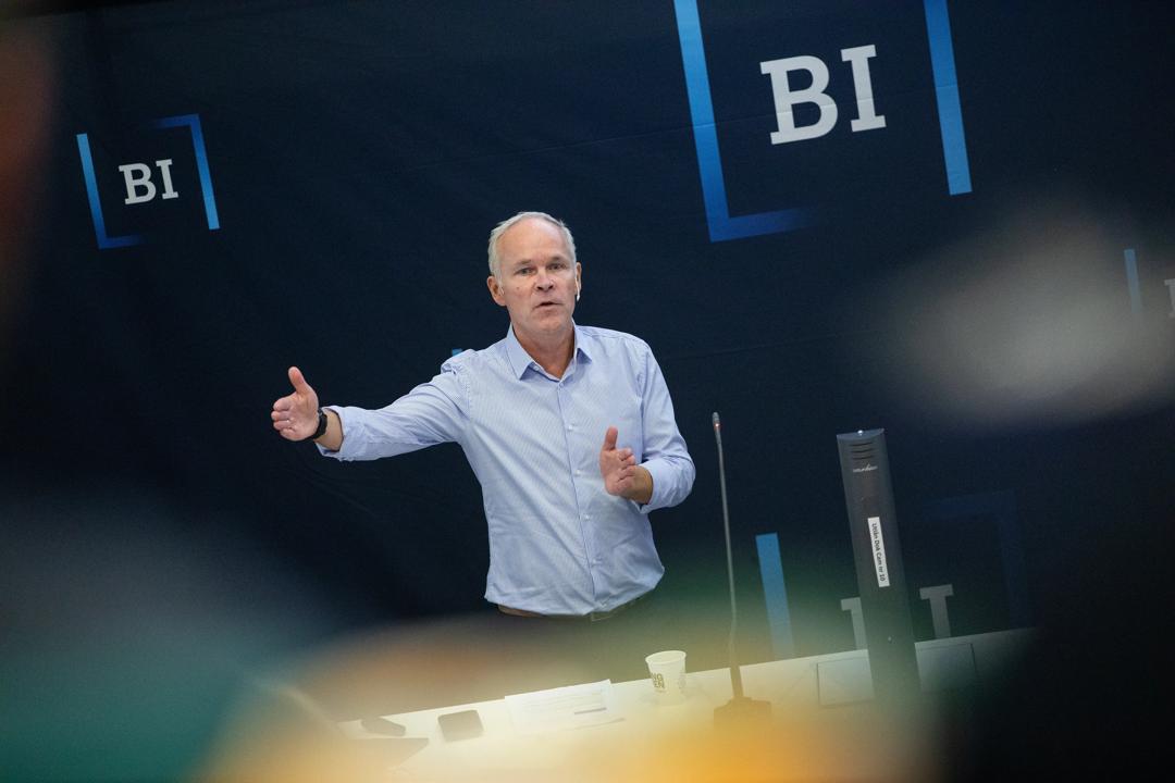 Finansminister Jan Tore Sanner la frem statsbudsjettet tidligere i år. Sjargongen tilslører hvor dyr den planlagte politikken for 2021 forventes å bli for dem som kommer etter oss, skriver Gisle J. Natvik (Foto: Thomas Kleiven, bildet er fra da Sanner gjestet BI tidligere i år.)
