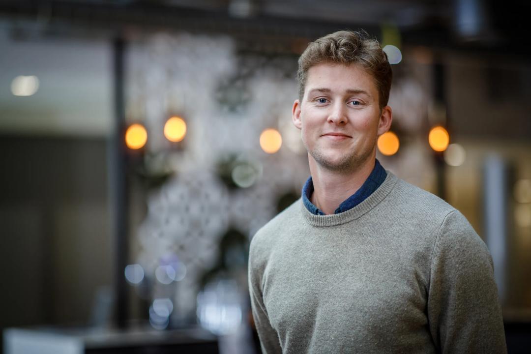 Bilde av en smilende mann