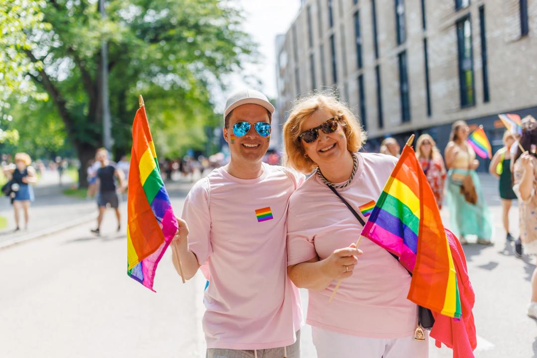 Karen Spens og en annen deltager fra BI som er med i Pride-toget