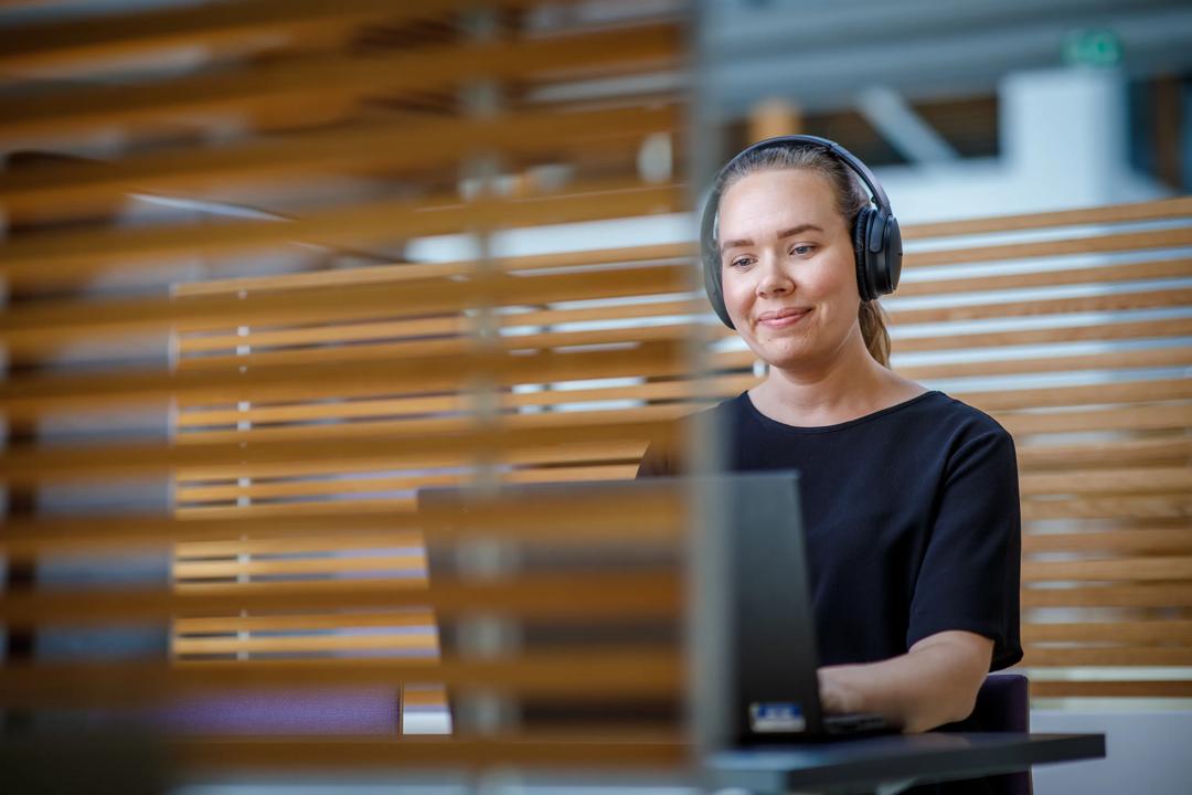 Bilde av en student som sitter med en bærbar PC