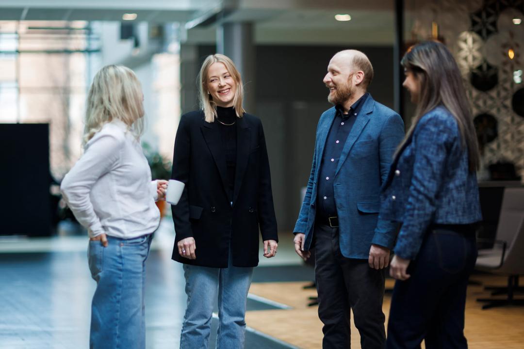 Bilde av en gruppe studenter som snakker sammen