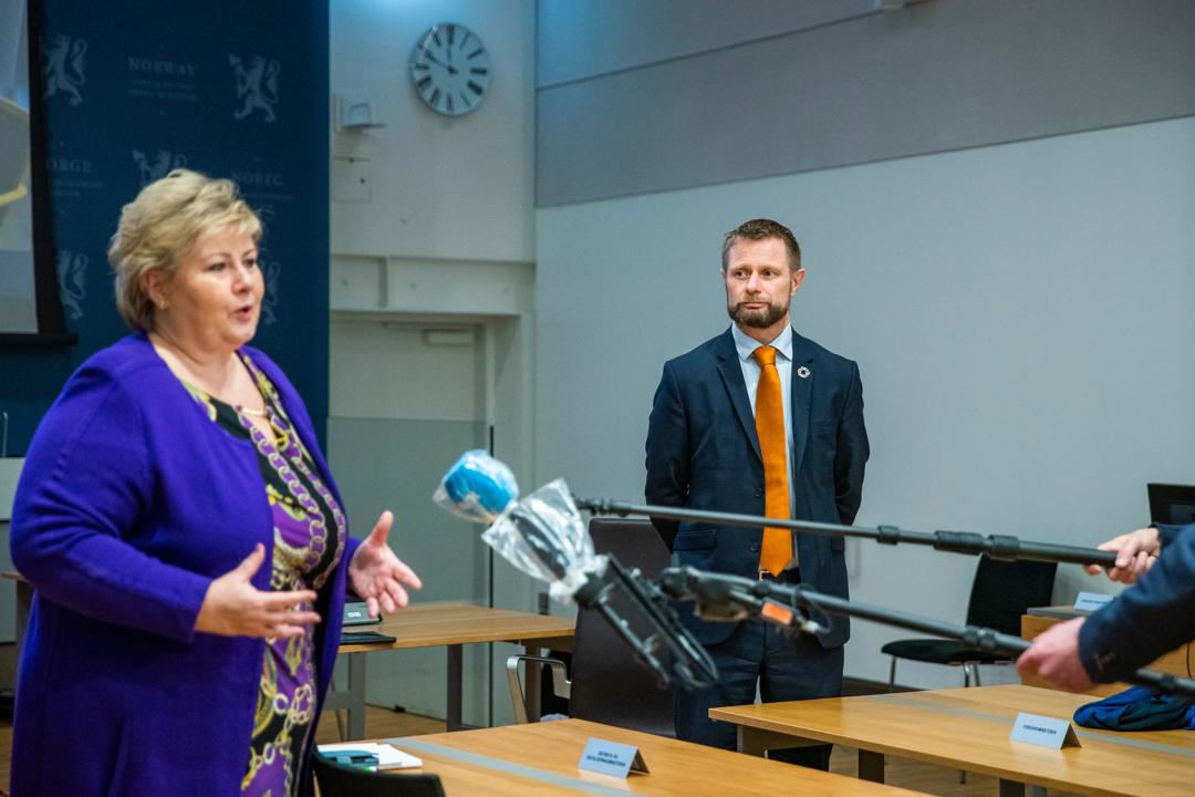 Statsminister Erna Solberg (H) og helse- og omsorgsminister Bent Høie (H) snakker med pressen etter et videomøte med kommunene Bærum, Hemsedal, Sunnfjord og Tromsø onsdag. ( Foto: Håkon Mosvold Larsen / NTB scanpix)