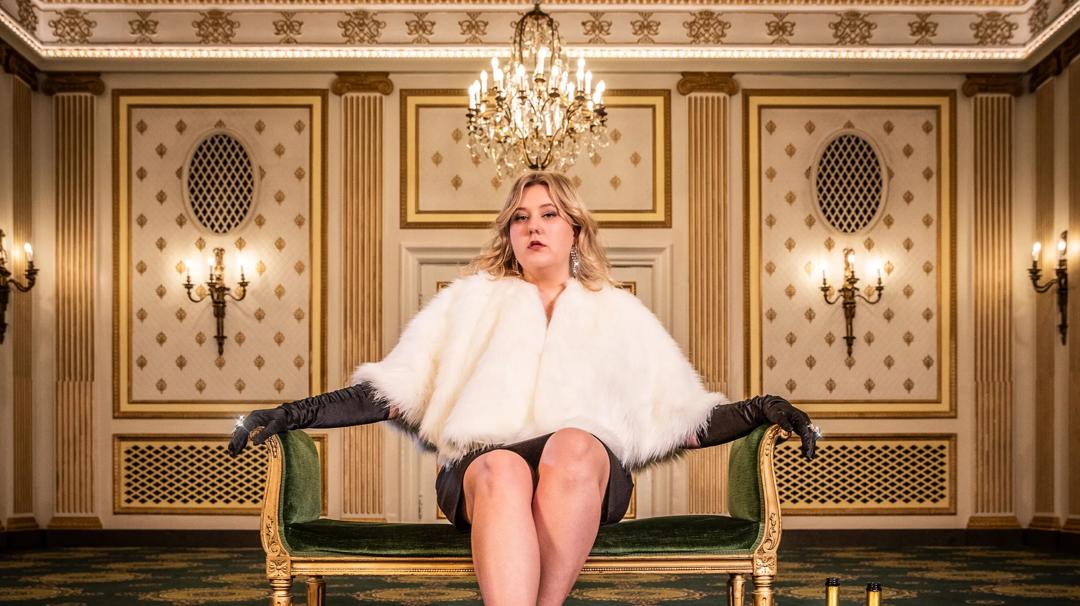 Bilde av Martha Leivestad i en sofa