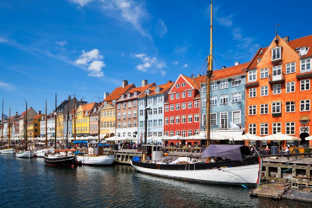 Det er liten grunn til å tro at nordmenn skal dra på seg mer smitte i sommerhus i Danmark enn i Norge, eller ved vandring ved vulkaner på Island eller i de finske skoger, skriver profesor Ole Gjems- Onstad. Bidet er fra Nyhavn i København. (Foto: Istock).