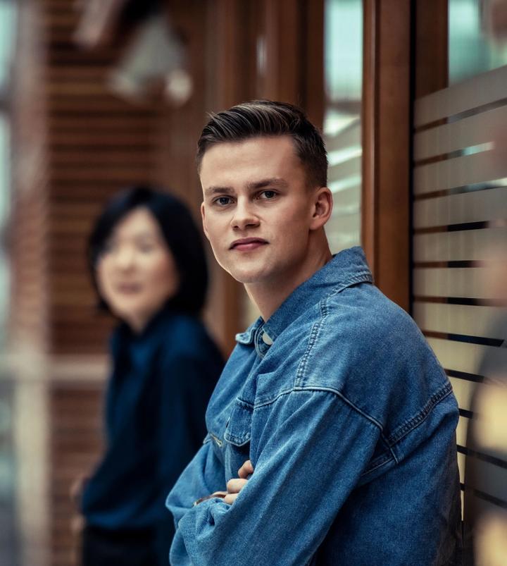Bilde av en mann på campus