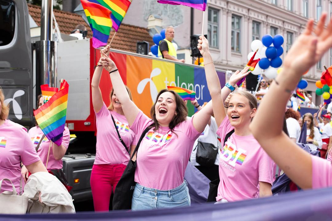 To jenter som går med BI i Pride-paraden 2025