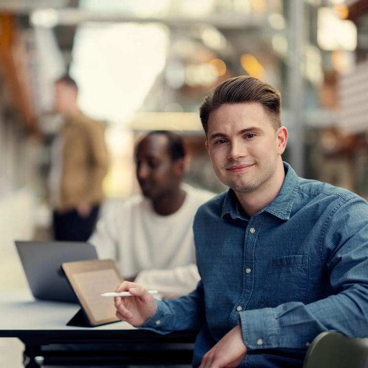 Bilde av manlig student som smiler inn i kameraet