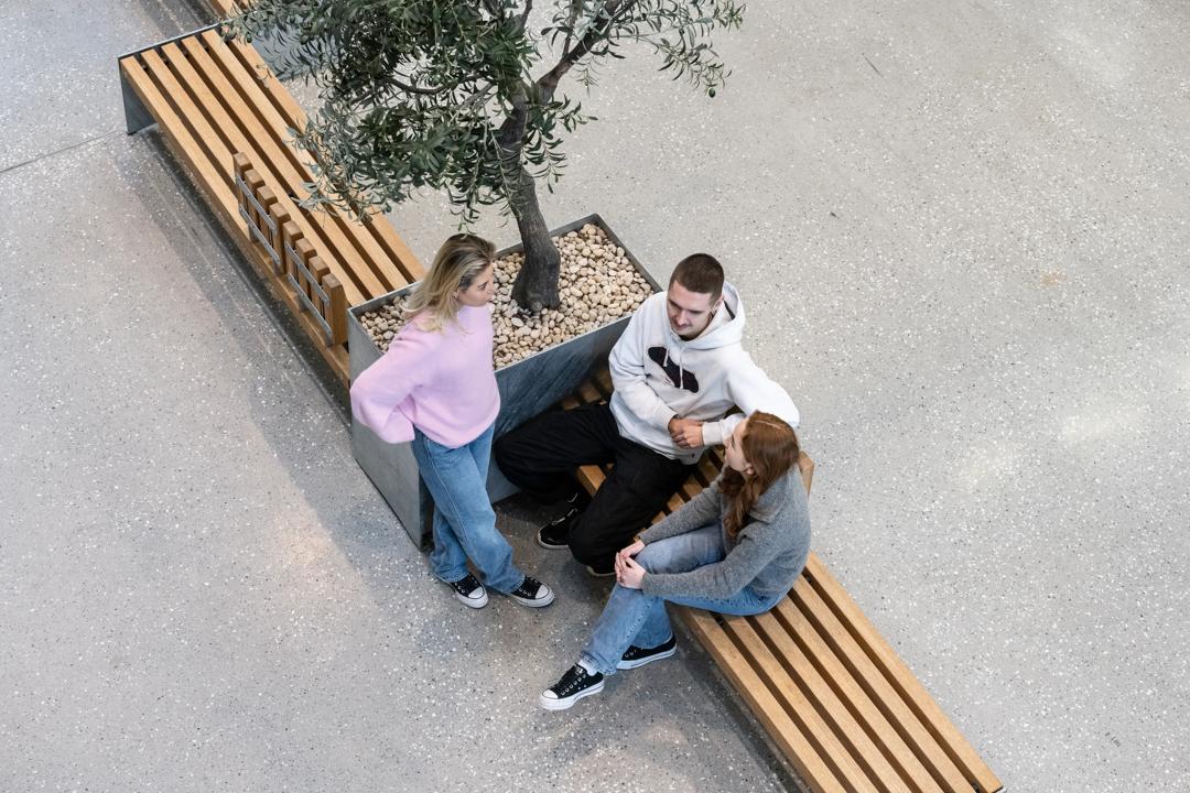 Three students talking to each other at BI's campus in Bergen
