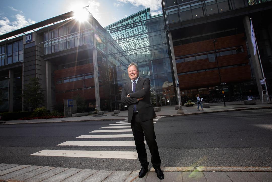 Rektor som st&aring;r foran Campus Oslo
