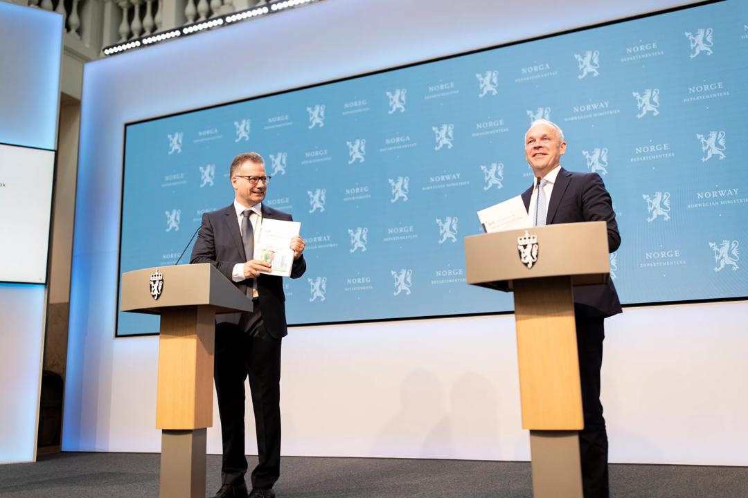 BI-professor og leder av Eiendomsmeglingsutvalget, Espen R. Moen(til venstre på bildet), overleverte på fredag utvalgets utredning av eiendomsmeglingsloven til finansminister Jan Tore Sanner (til høyre på bildet). (Foto: Torbjørn Brovold).