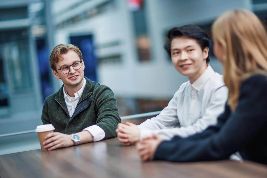 Image of three students at campus Oslo