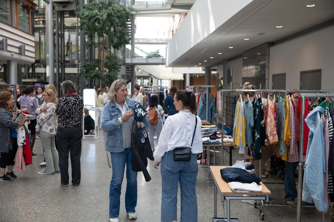 Two people standing at the second-hand market in Spring 2024