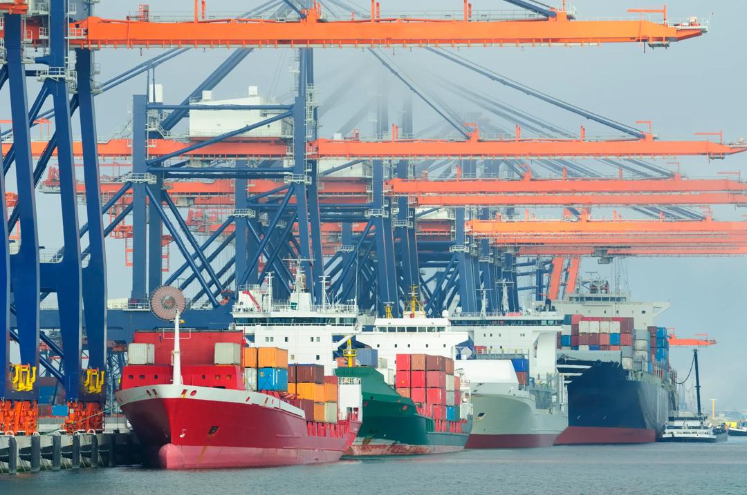 Illustrasjonsbilde av skip som venter på lossing ved en havn