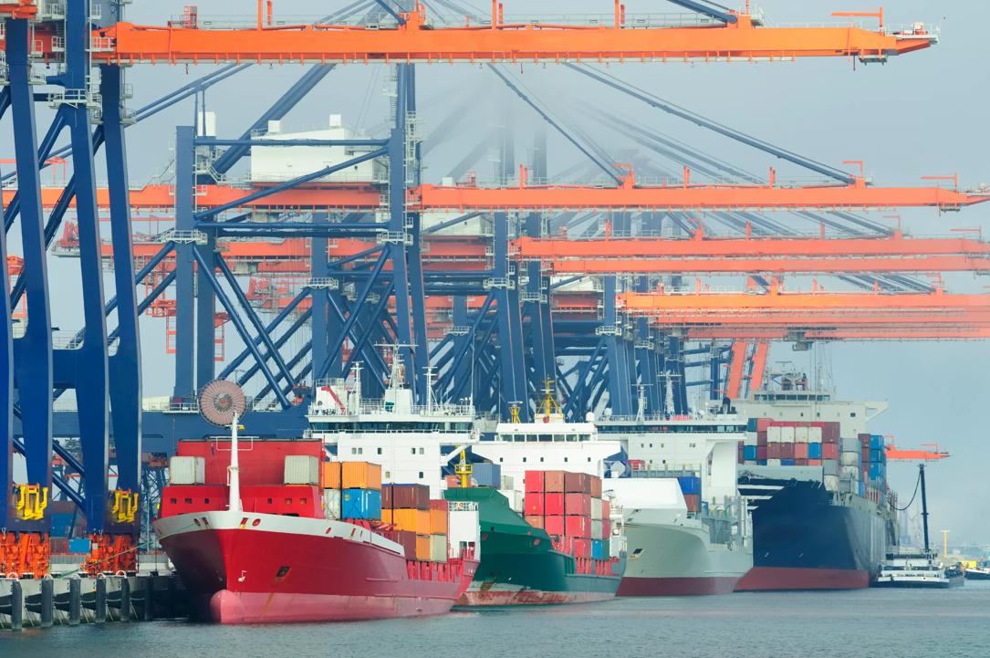 Illustrasjonsbilde av skip som venter på lossing ved en havn