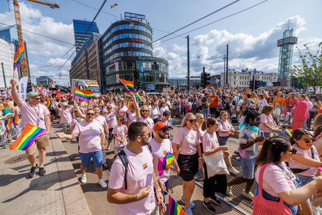 Folk fra BI som går i toget 2023