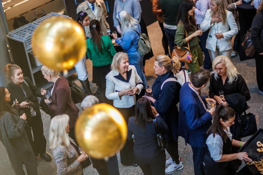 Alumnidagen 2025 - bilde av folk som mingler