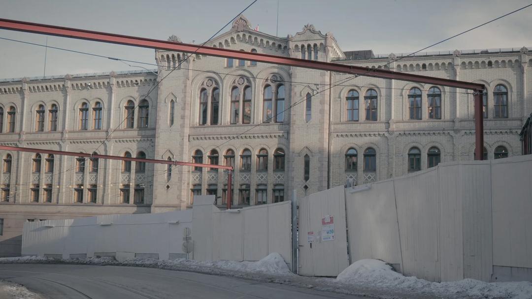 Byggekostnadssprekken på Stortinget er bare den siste i rekken av offentlige prosjekter som ender i sjokk og skandale. 