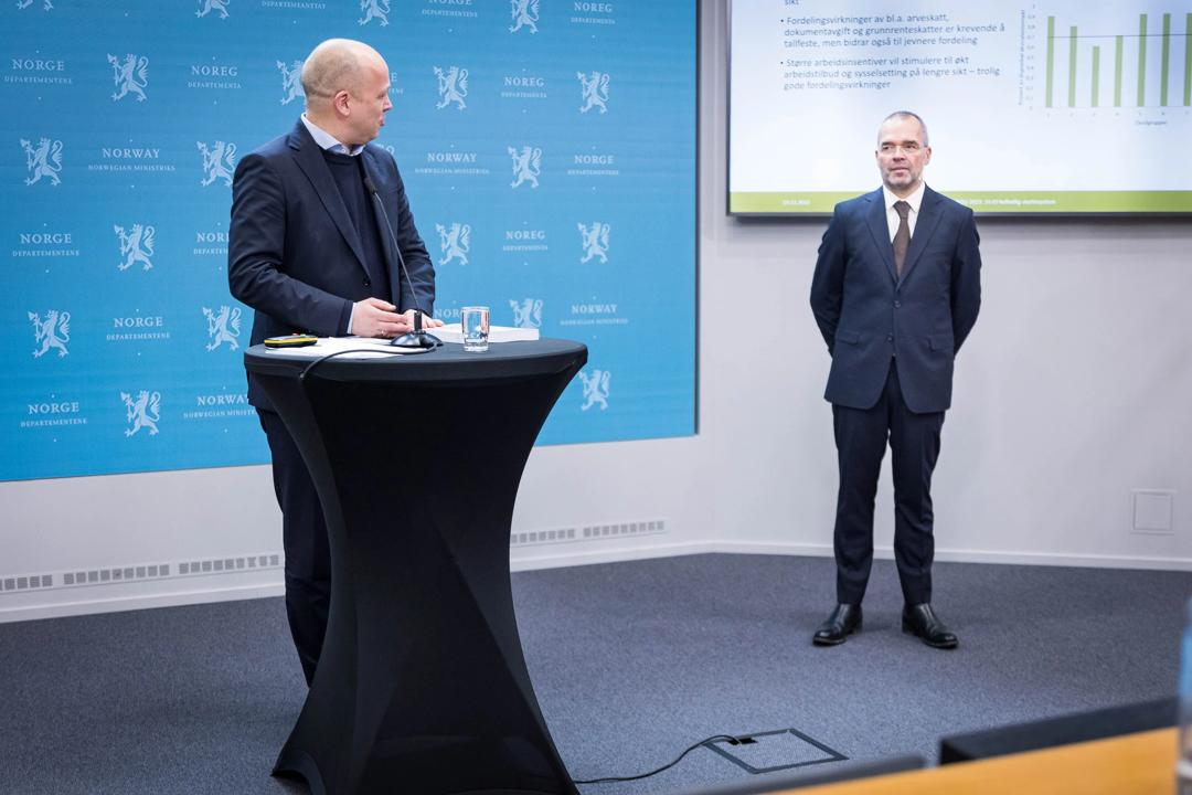 Leder av regjeringens skatteutvalg Ragnar Torvik og finansminister Trygve Slagsvold Vedum