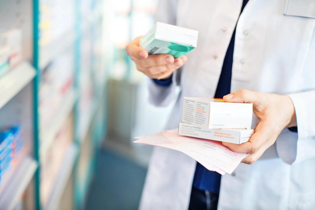 En farmasøyt som holder medisin