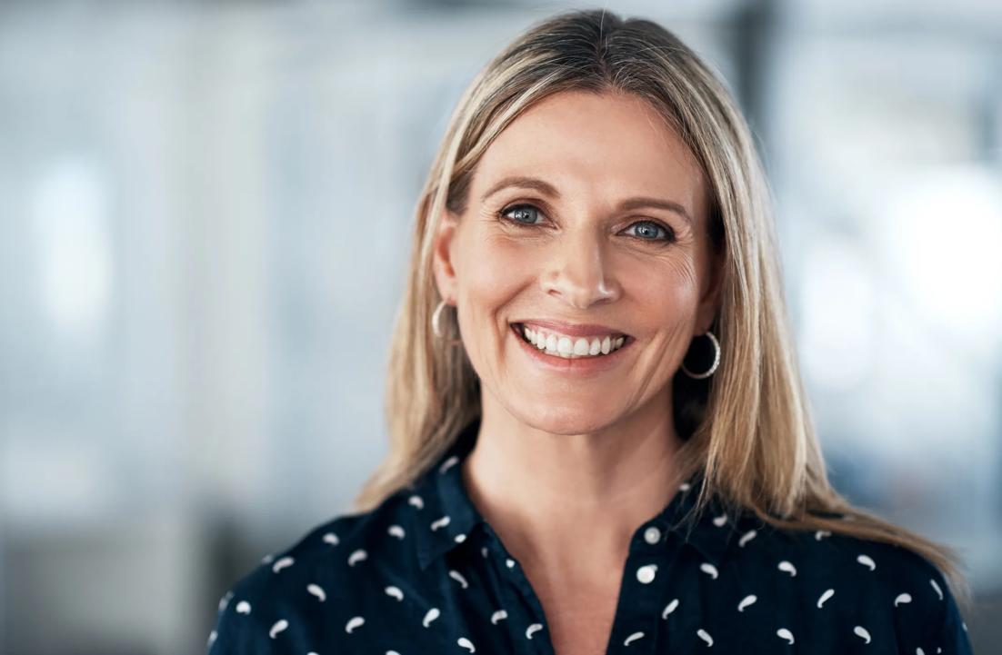 Nært portrett av en smilende dame.